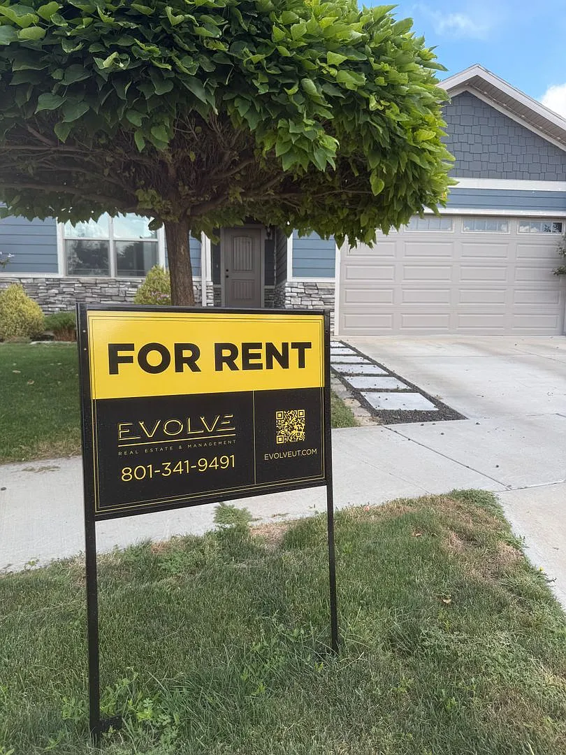 Charming Rambler Style! Private & Fenced Yard in Cul de sac! — Photo 1