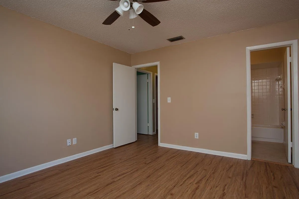 3 bed, 1200 sqft, $2,200 — Photo 2