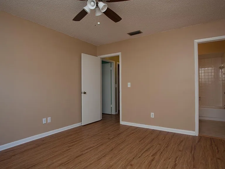 10331 Rosemount Dr — Photo 2