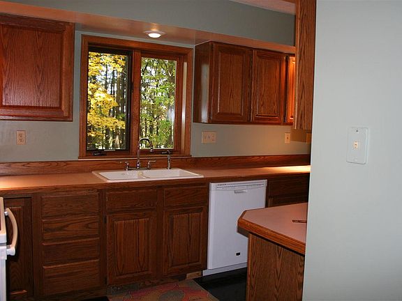 4th image of 3710 Village Circle Dr