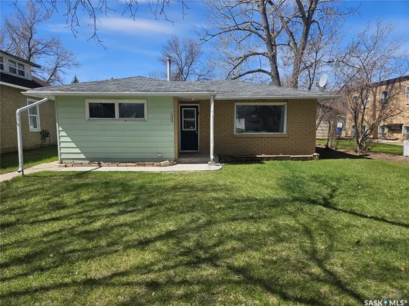 421 3rd Street E, Shaunavon, SK S0N 2M0