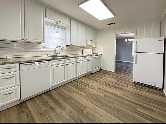 5th image of 1104 Lamar St