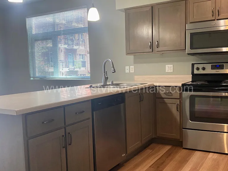 203 E Laurel St — Photo 163