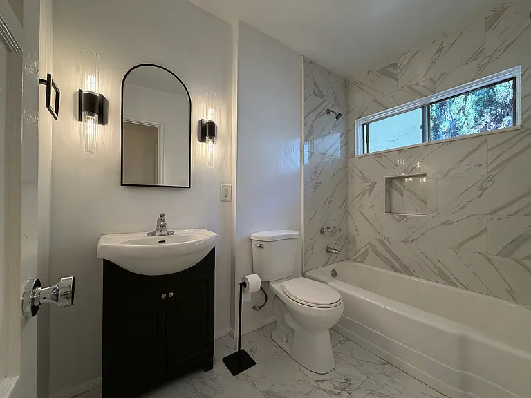 124 N Beachwood Dr — Photo 2