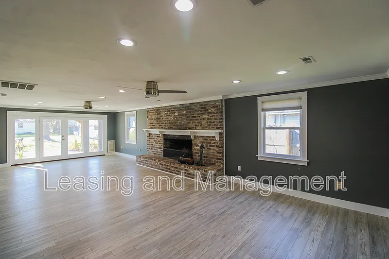 3 bed, 2.0 bath, 2065 sqft, $3,700 — Photo 3