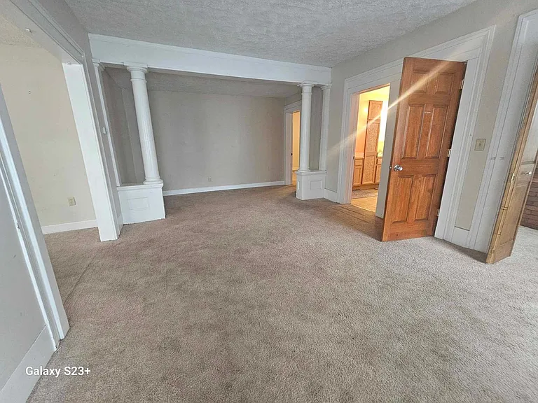 547 E Main St — Photo 5