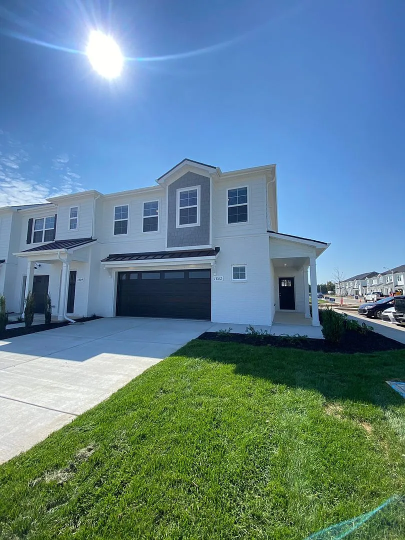 Like New Luxury Townhome! 3 BR, 2.5 BA, 2 Car Garage, Pool, Dog Park, and More! — Photo 2
