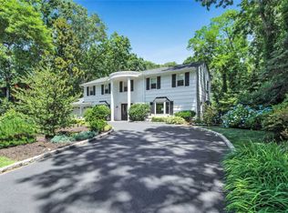 6 Pickering Pl, Dix Hills, NY 11746