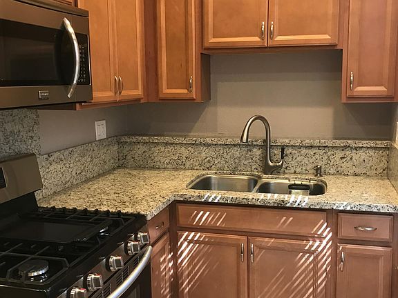4th image of 426 4th St APT 3