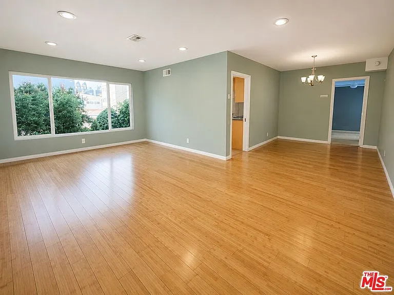 447 S Palm Dr #6 — Photo 2