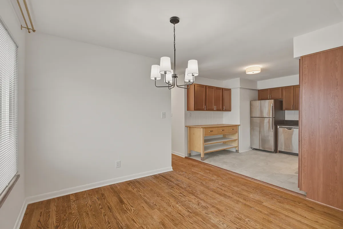 Building Photo - 323 N Eton St #35C