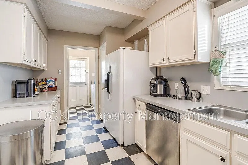 2 bed, 1.0 bath, 1287 sqft, $1,700 — Photo 2