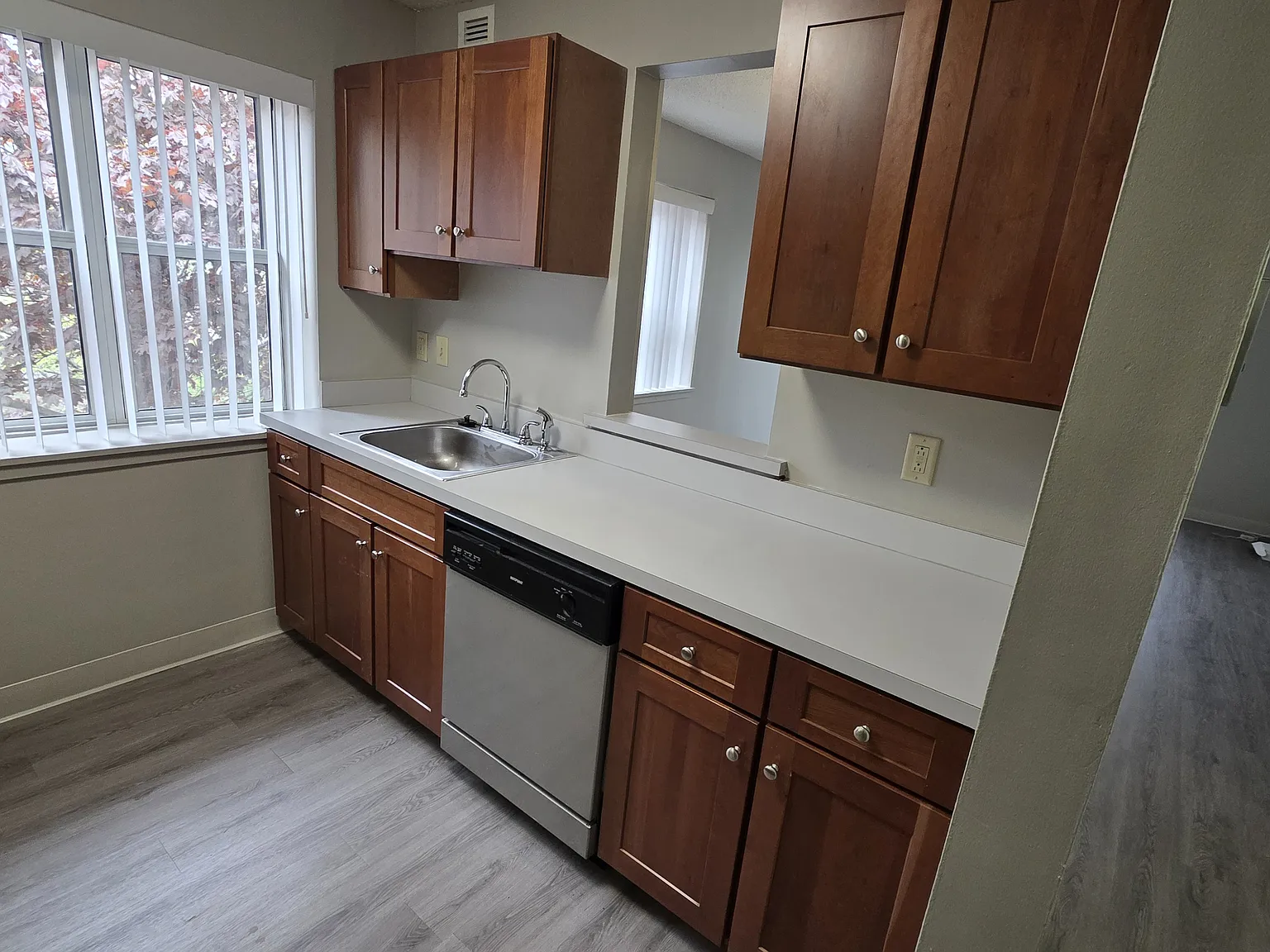 1 bed, 1.0 bath, 640 sqft, $2,463 — Photo 2