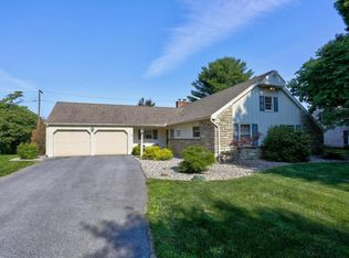 1220 Country Club Dr, Lancaster, PA 17601