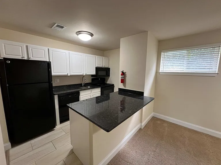 2 Bed, 1 Bath, 950 sqft