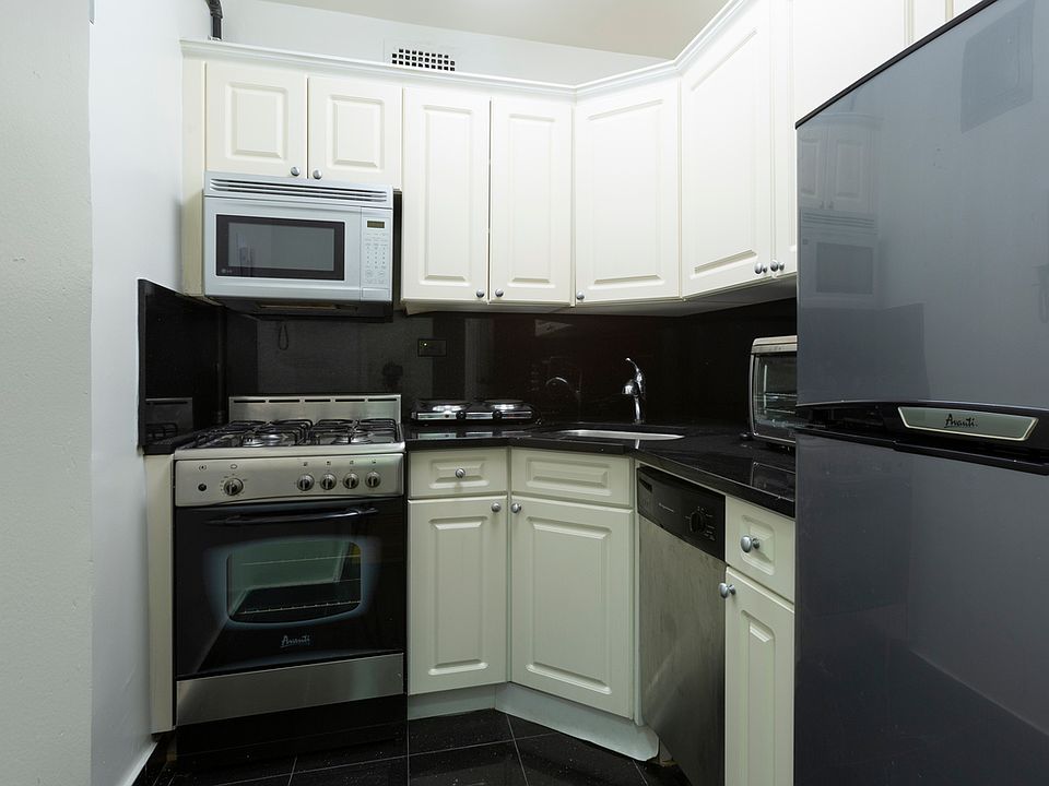 1st image of 300 E 46th St #B4g