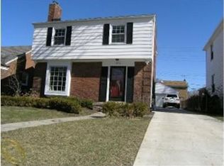 1976 Van Antwerp St, Grosse Pointe Woods, MI 48236