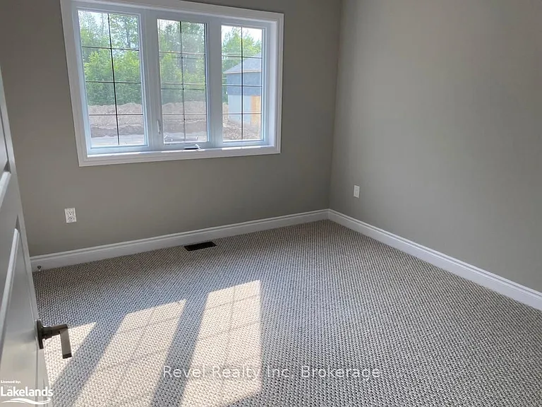 1050 Wright Dr — Photo 9