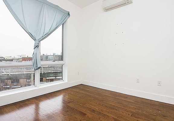 5th image of 945 Willoughby Ave APT 3F