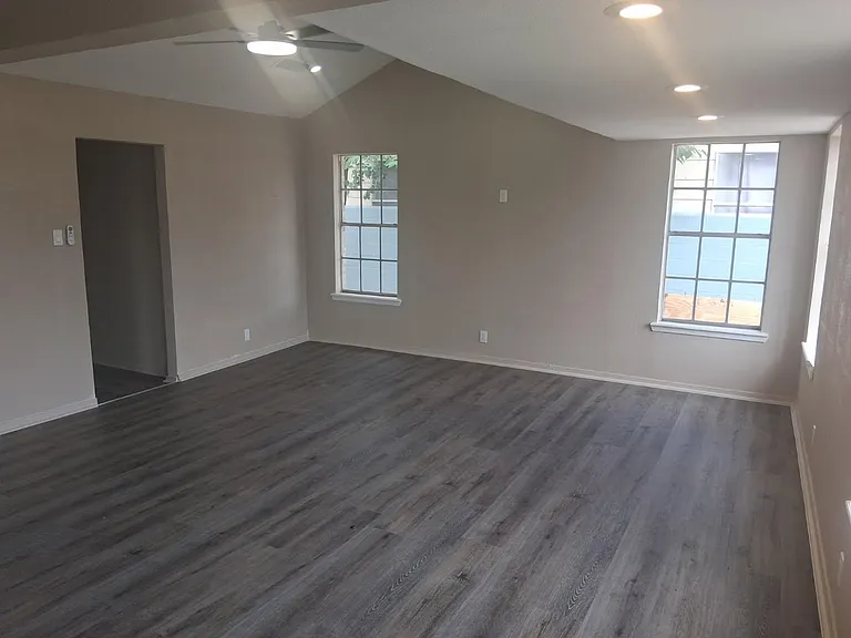 1402 Wood St — Photo 4