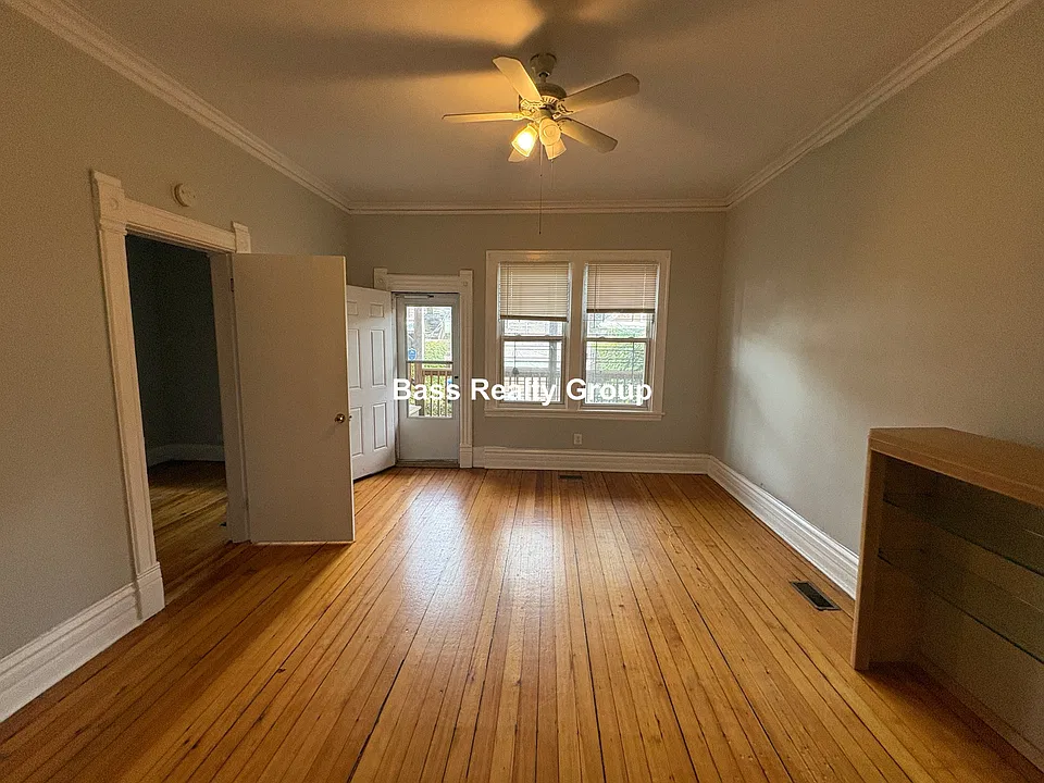 1075 N Hermitage Ave #1R