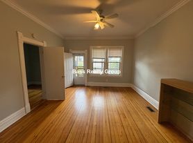 1075 N Hermitage Ave, Chicago, IL