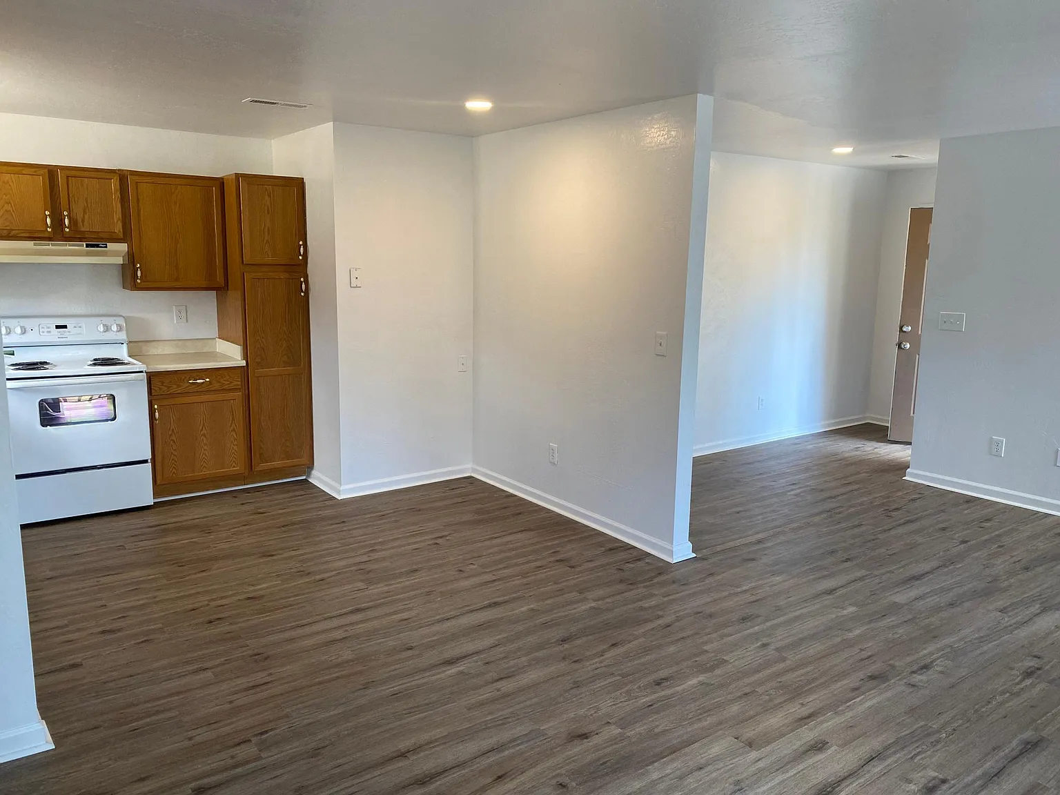 211 Pebble Creek Dr — Photo 2