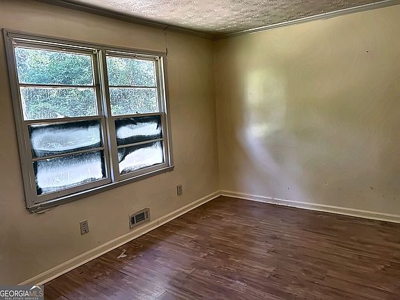 3rd image of 7126 Pineview Dr SW