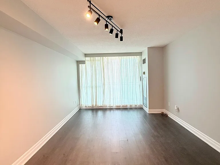 28 Pemberton Ave #1007 — Photo 8