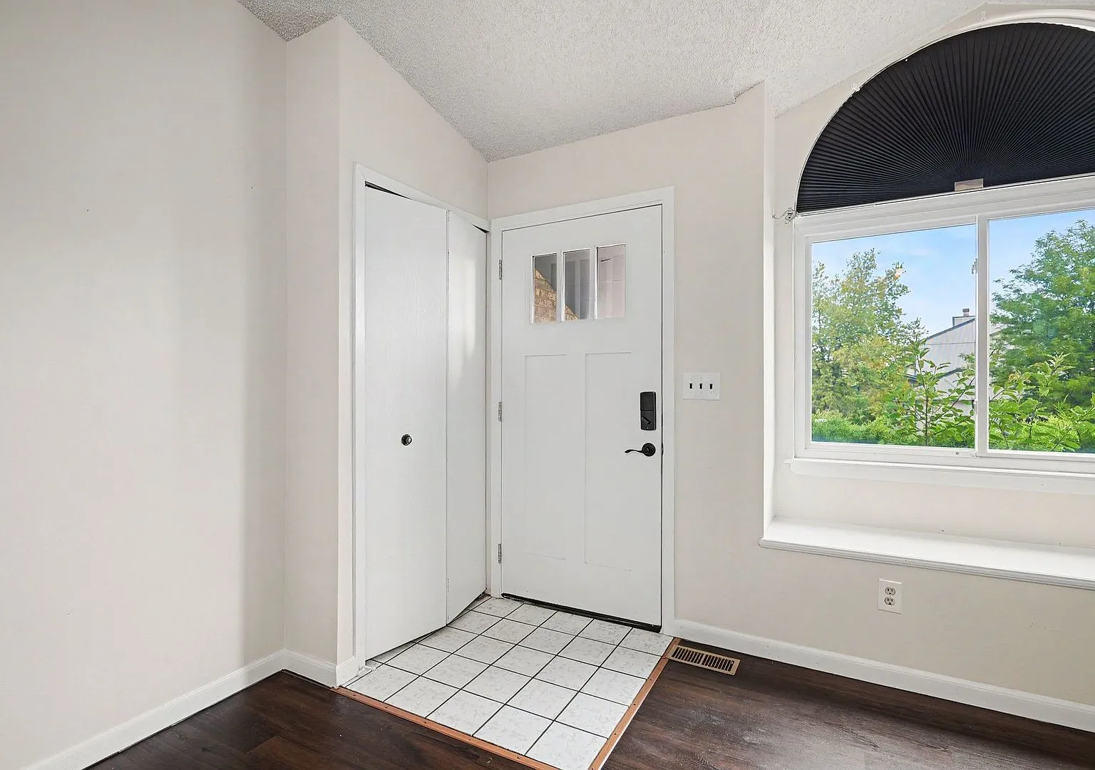 Great home on Cul-De-Sac, Big Yard, Views! Move in Ready NOW! — Photo 3