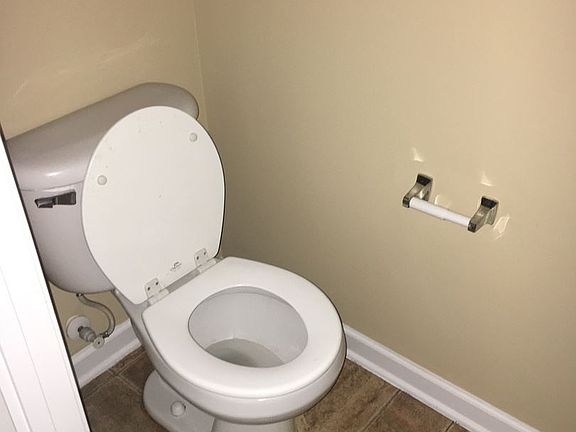 5th image of 144 Queensberry Ct