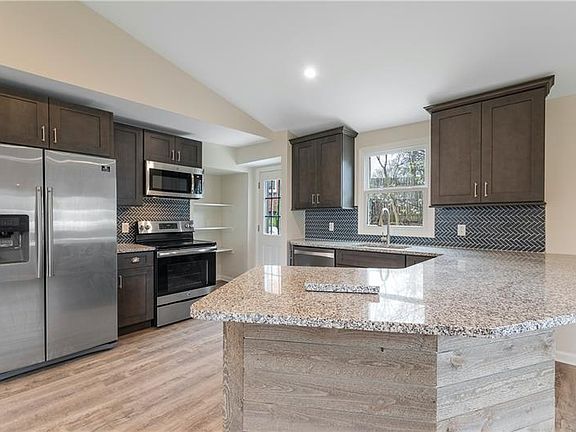 5th image of 1054 Grandview Ave