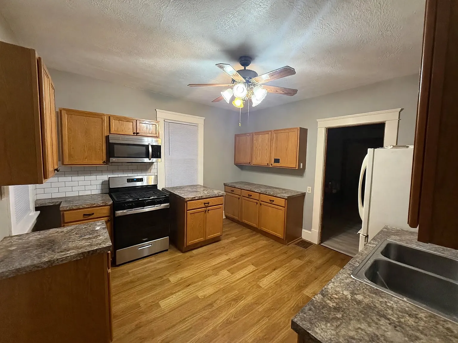 5 bed, 1.5 bath, 1700 sqft, $2,500 — Photo 4