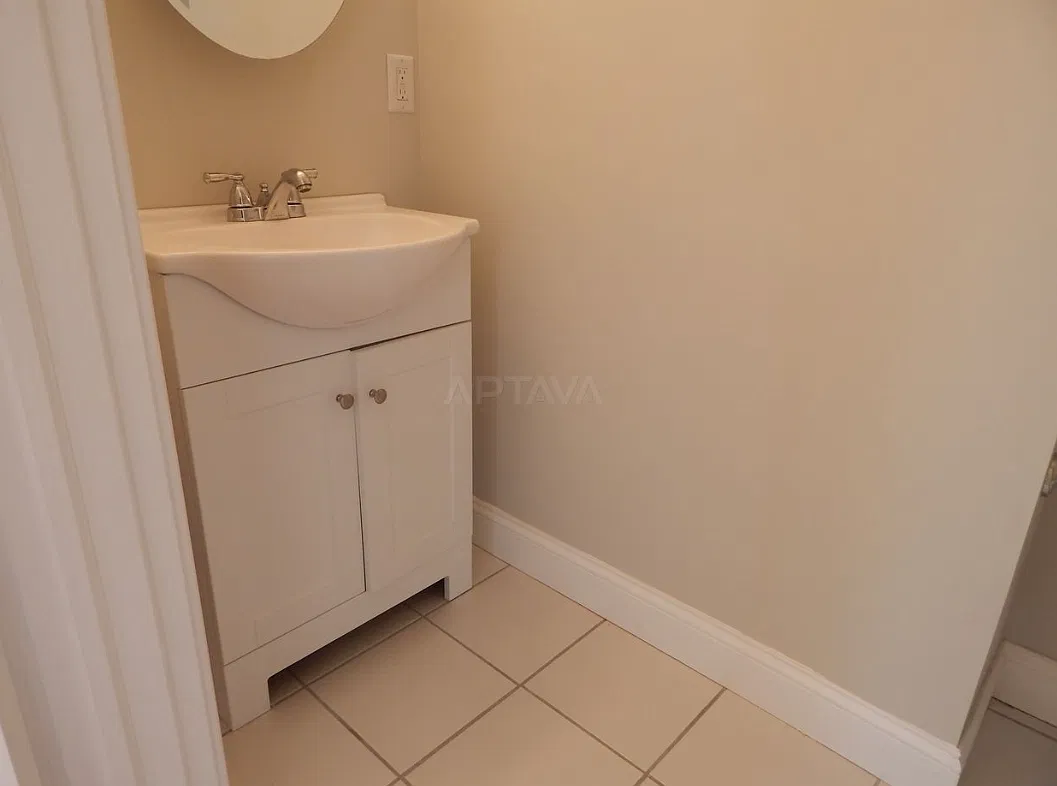 4 bed, 1.5 bath, $5,000 — Photo 2