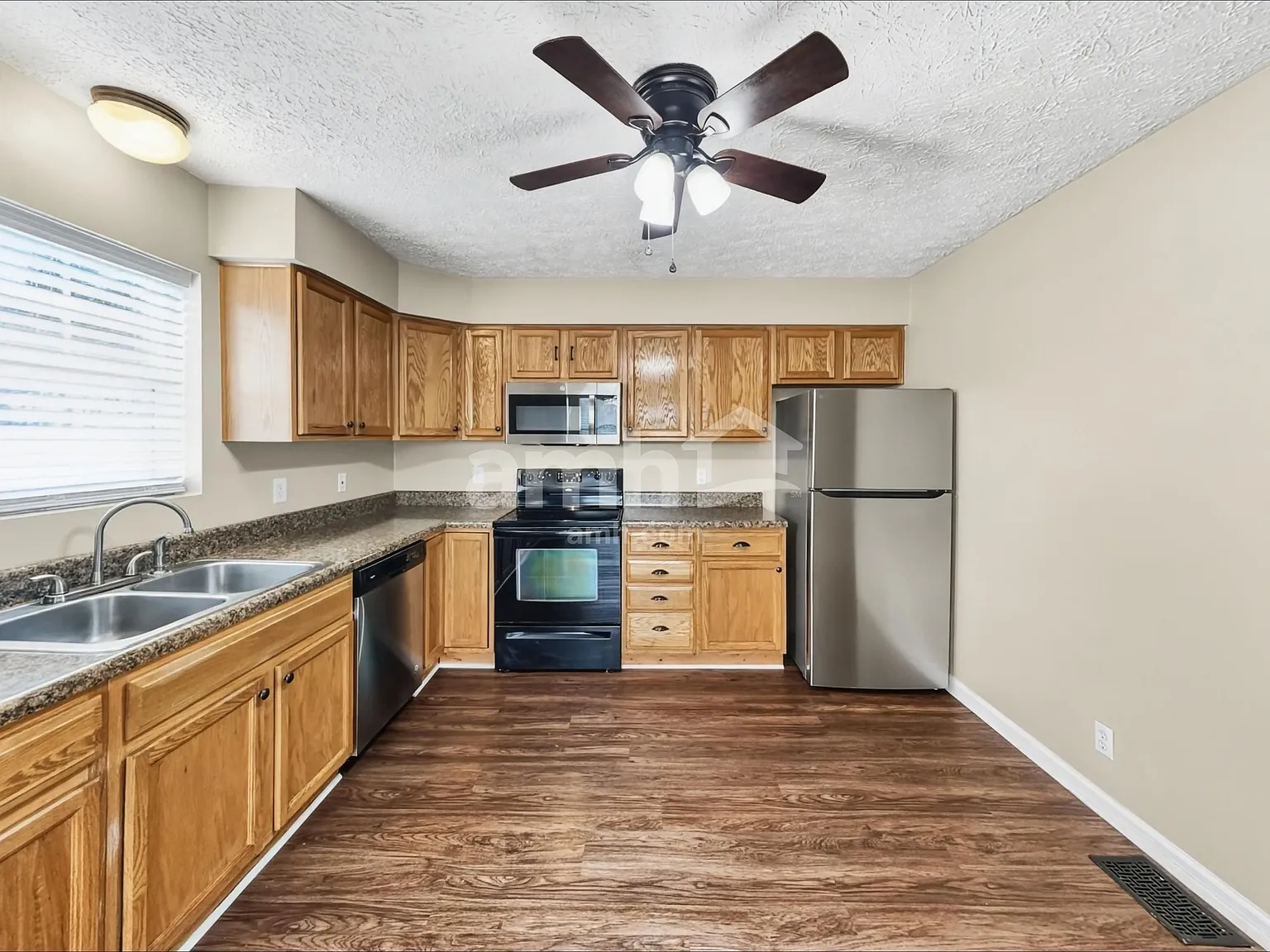 3 bed, 2.5 bath, 1940 sqft, $2,325 — Photo 3