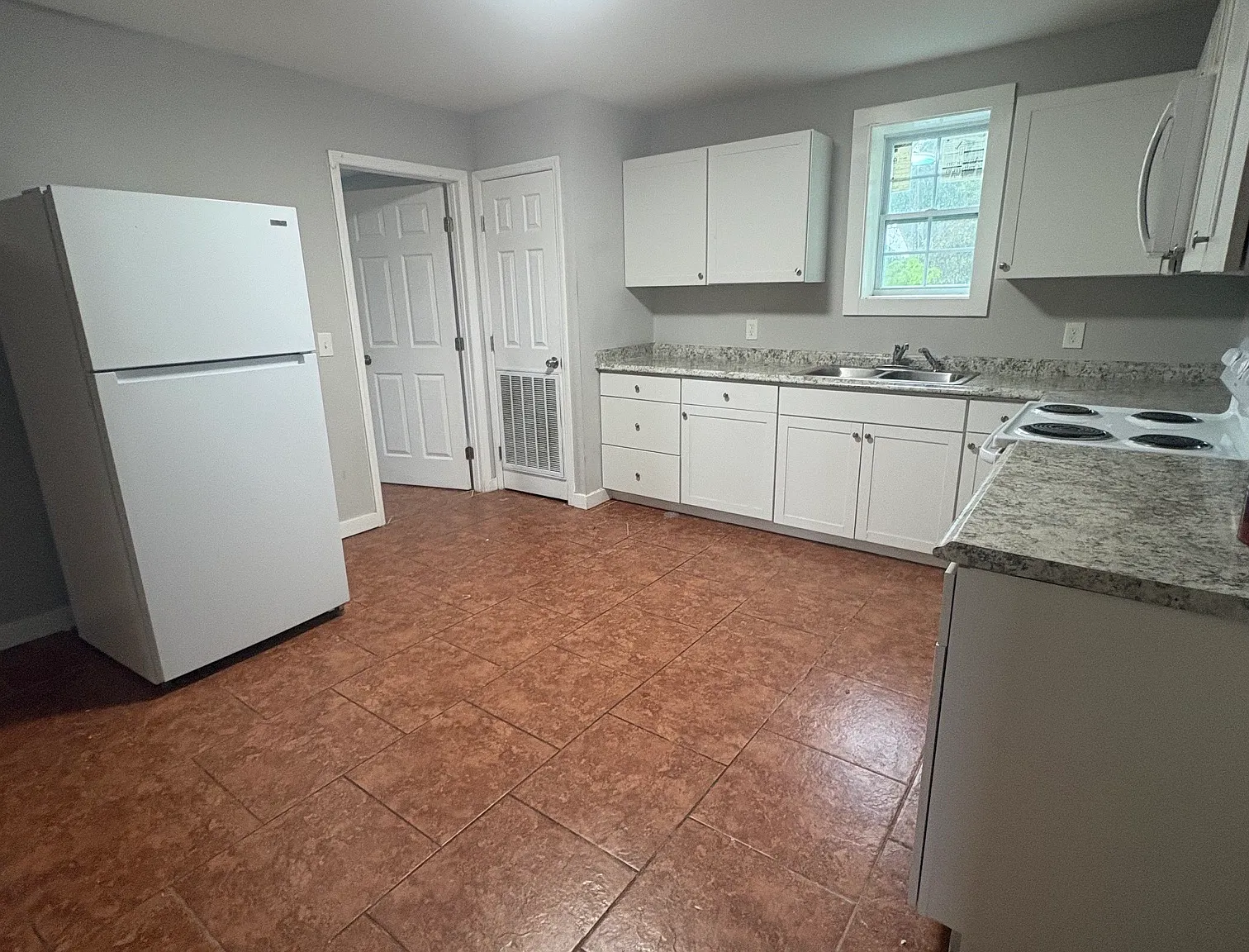 3 bed 2 bath in heart of downtown Brunswick — Photo 2
