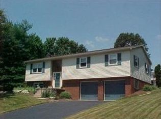 2615 Breezewood Dr, Lancaster, PA 17601