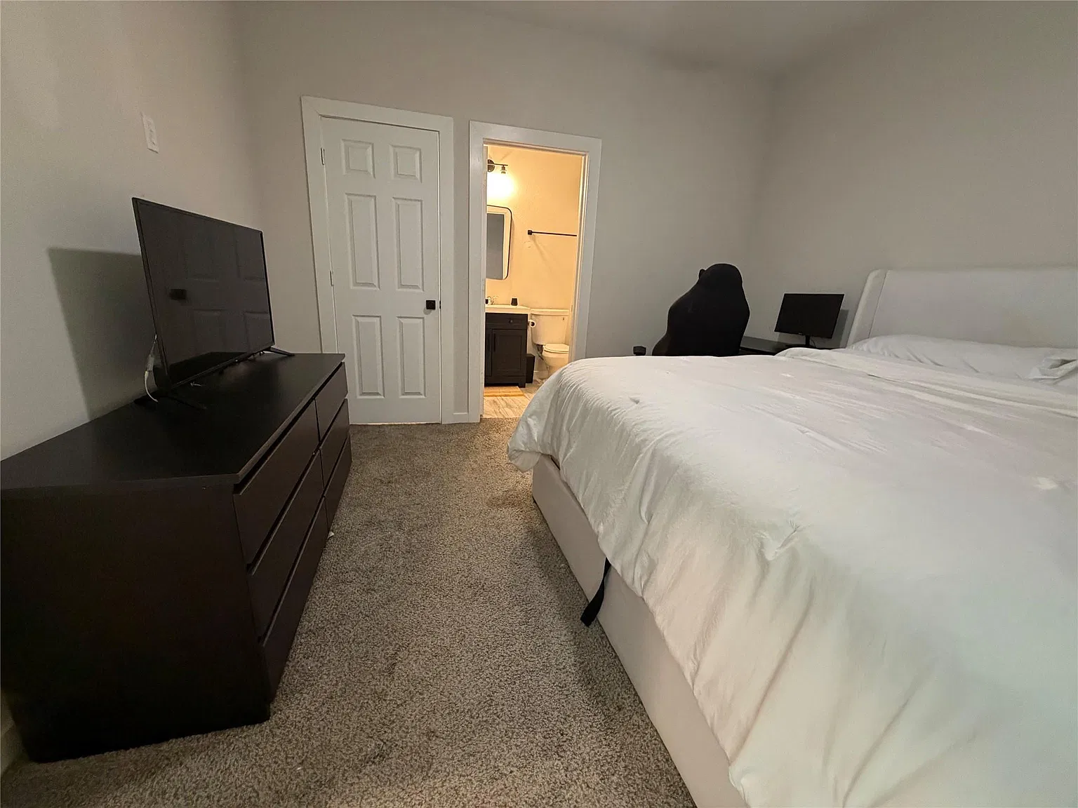 3 bed, 2.0 bath, 2201 sqft, $1,875 — Photo 4