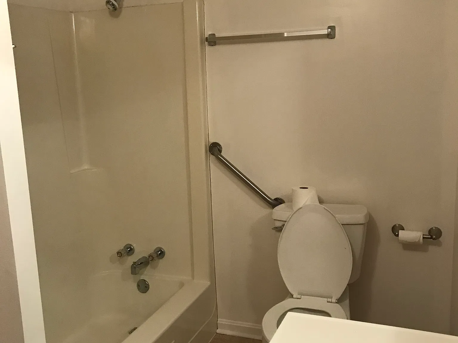 2 bed, $1,000 — Photo 3