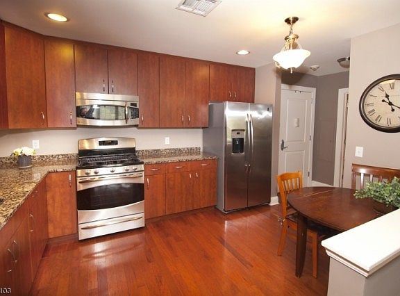 4th image of 48 S Park St Unit 709