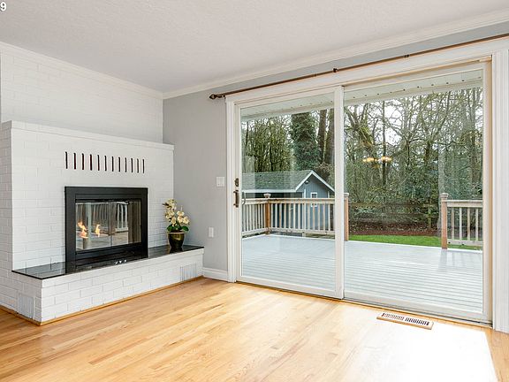 3rd image of 325 Island Aire Dr