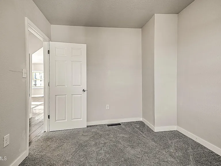 488 Virgil Ave — Photo 17