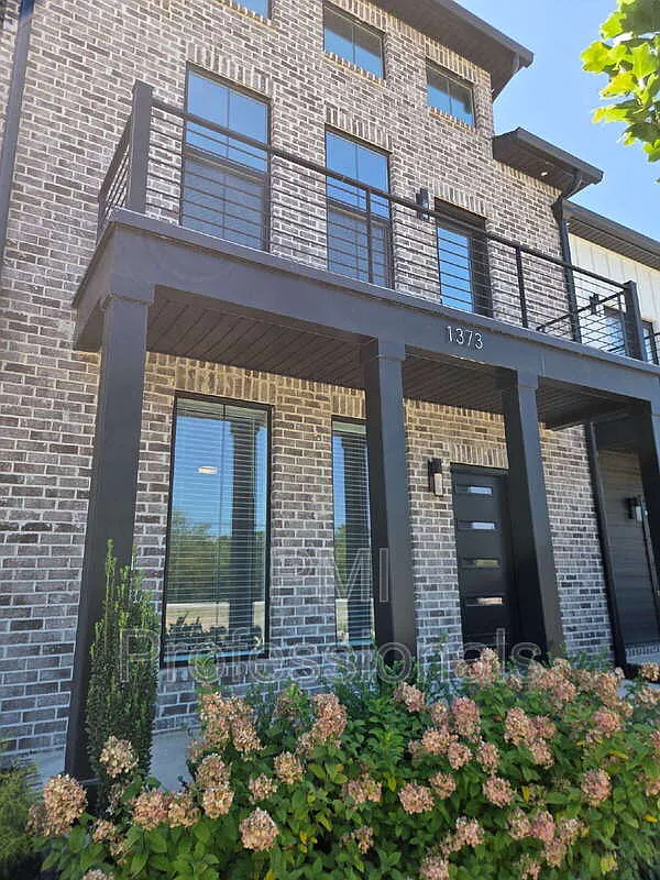 3 bed, 2.5 bath, 1842 sqft, $2,800 — Photo 2