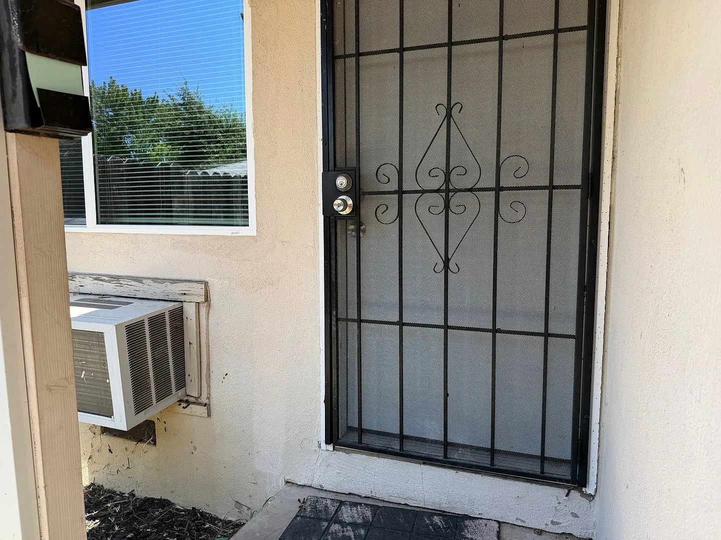 Updated 2 bedroom duplex near hospital — Photo 4