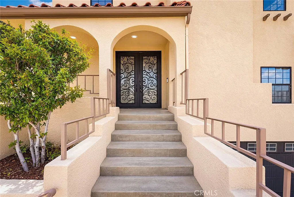 4 bed, 3.5 bath, 3586 sqft, $6,800 — Photo 2