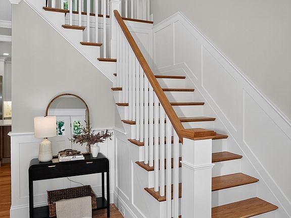 5th image of 233 Fox Hill Rd