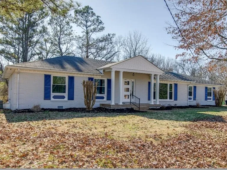 223 Derby Ln — Photo 2