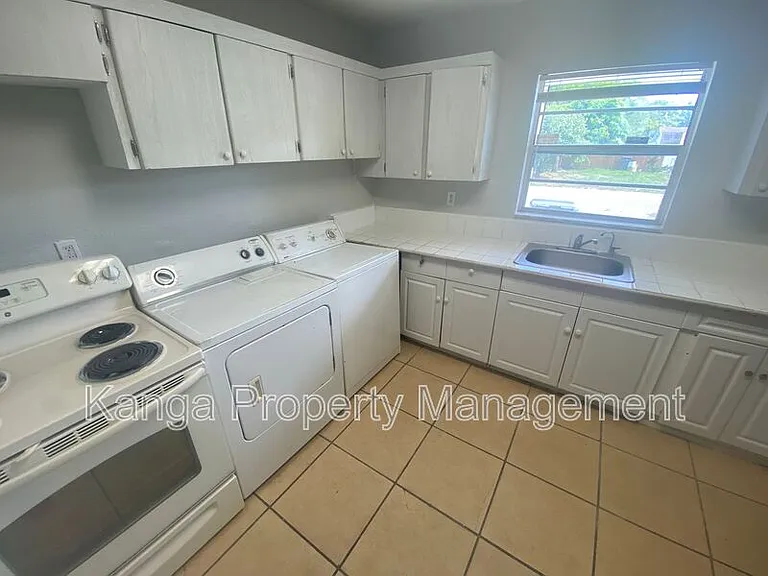 4329 Cocoanut Rd — Photo 2