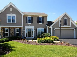 923 River Hill Dr, Waukesha, WI 53189