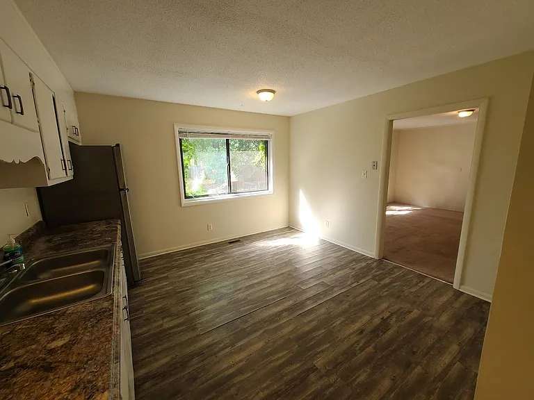 612 Platinum St — Photo 32